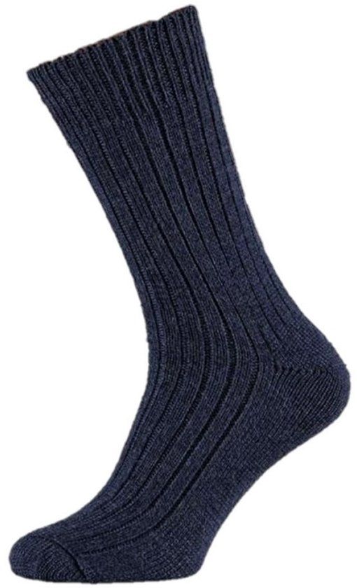 Donkerblauwe, gebreide sokken met verticale ribbels. Gemaakt van merinowol en Meraklon.