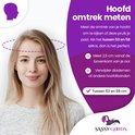 Een vrouw met blond haar. De tekst 'Hoofdomtrek meten' en 'Tussen 53 en 58 cm' staat ernaast.