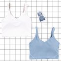 Witte en lichtblauwe sport tanktops naast elkaar, met flesje Rit DyeMore.