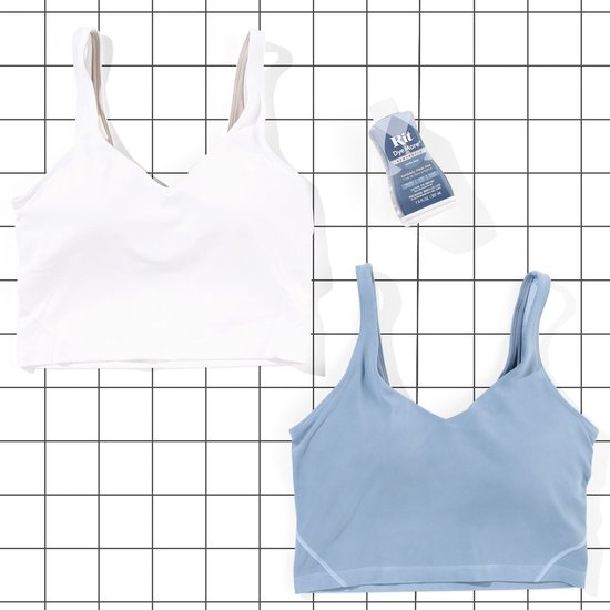 Witte en lichtblauwe sport tanktops naast elkaar, met flesje Rit DyeMore.