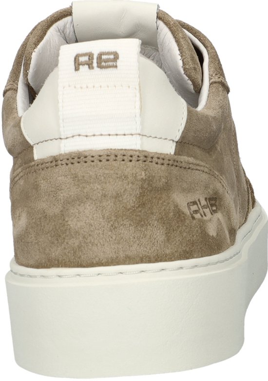 Achterkant van een taupe suède sneaker met witte hiel detail en Rehab logo.