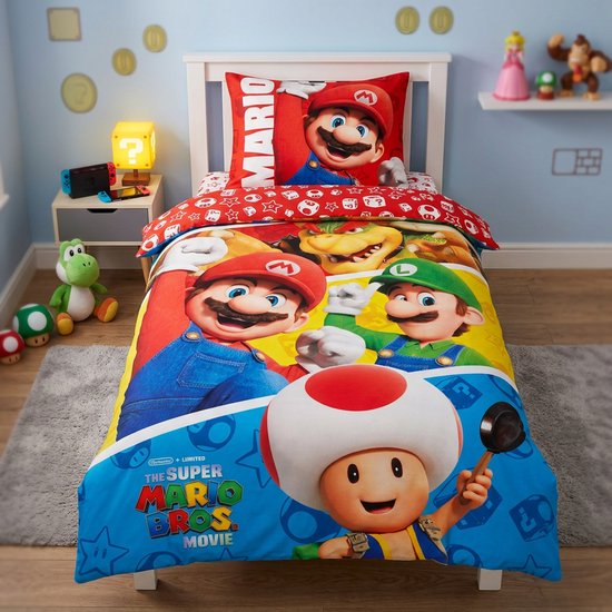 Dekbedovertrek met Super Mario, Luigi en Toad uit de film, op een bed.