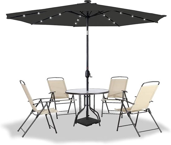 Donkergrijze vierkante parasol met 4 beige stoelen en een glazen tafel op een terras.