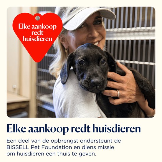 Een vrouw met witte pet houdt een zwarte puppy vast, met een rode hartvormige sticker 'Elke aankoop redt huisdieren'.