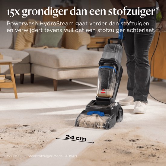 Een BISSELL PowerWash HydroSteam tapijtreiniger maakt een vuile witte vloer schoon, met markering '24 cm'.
