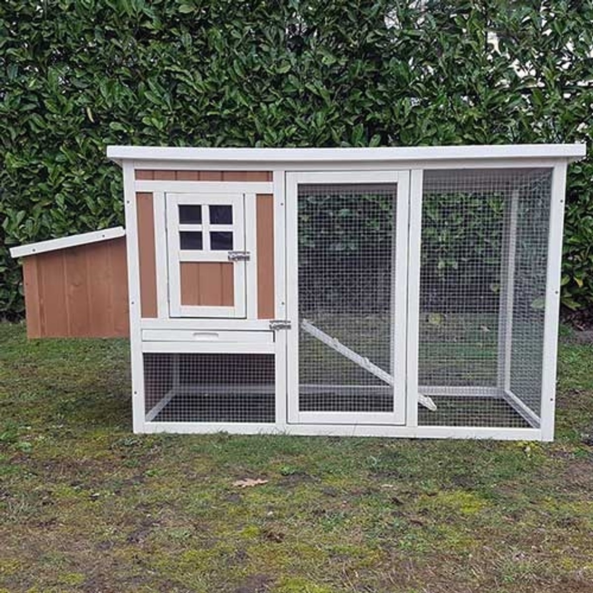 Kippenhok - Landelijk kippenhok - Stijlvol kippenverblijf - Kippenhok met ren - Mansion wit/bruin Afmeting: 168x65x88cm.