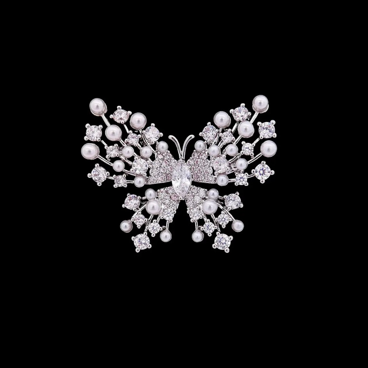 Victoria Valenza Zilverkleurige Vlinder Broche met Parels en Zirkonia Stenen - Broche - Zilverkleurig - Vlinder broche - Zirkonia