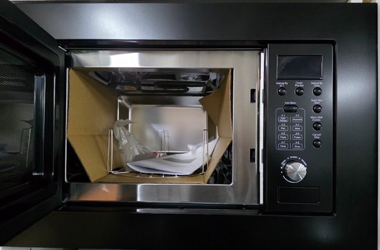 Zwarte inbouwmagnetron met open deur, van binnenuit zichtbaar, roestvrijstalen interieur en zwart bedieningspaneel met digitale display.