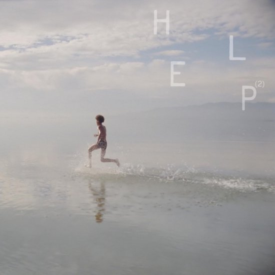 Kind rent door ondiep water met een mistige achtergrond. De letters 'HELP(2)' staan bovenin.