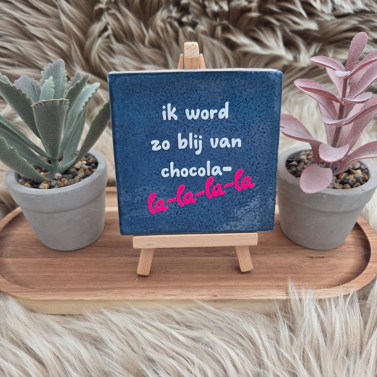 Robuust wenstegeltje “Ik word zo blij van chocolade la-la-la-la” – Keramiek 10x10 cm – Grappig Tegeltje Cadeau – Decoratieve tegel met tekst – Woondecoratie quotes