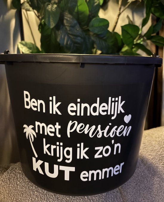 Zwarte emmer met witte tekst: "Ben ik eindelijk met pensioen krijg ik zo'n KUT emmer" met een palmboom en hartje.