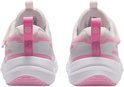 Achterkant van twee wit met roze sneakers, met roze Nike logo's op de littekens.