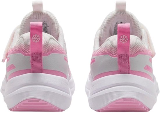 Achterkant van twee wit met roze sneakers, met roze Nike logo's op de littekens.