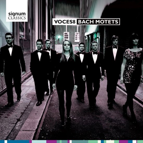 Zeven mensen in formele kleding lopen op een straat. De tekst 'signum CLASSICS VOCES8 BACH MOTETS' staat bovenaan.