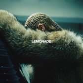 Beyoncé met de tekst 'LEMONADE' op haar hoofd, gekleed in een bruine bontjas.
