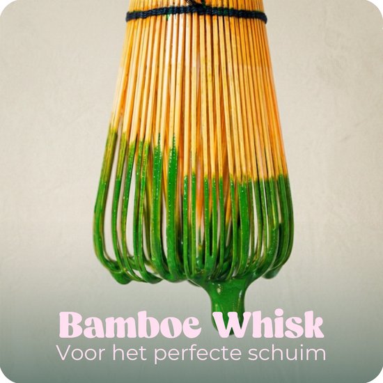 Bamboe matcha garde met groene matcha pasta aan de uiteinden. Voor het perfecte schuim.