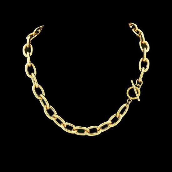 Collier jaseron doré avec fermoir à bascule, présenté sur un fond noir.
