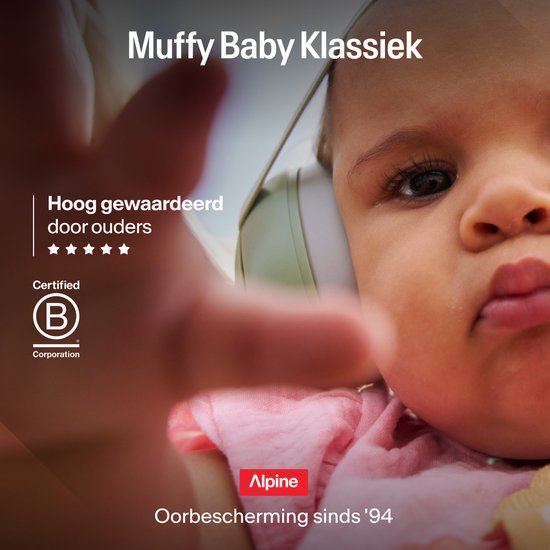 Baby met Alpine Muffy Baby Klassiek oorbescherming, hoog gewaardeerd door ouders.