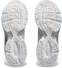 Onderkanten van witte Asics Gel-1130 sneakers met lichtgrijze accenten op de zool.