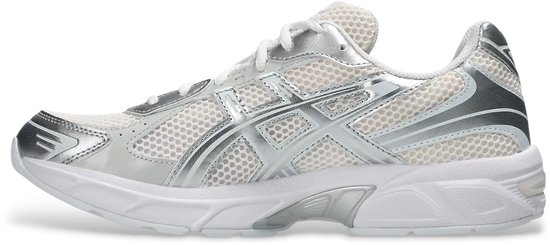 Zijaanzicht van een witte ASICS sneaker met zilveren details en mesh.