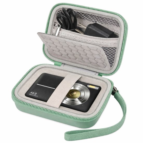 Groene cameratas met een zwarte digitale camera en oplader erin.