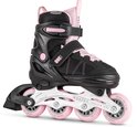 Zwarte skeeler met roze voering, veters en drie roze wielen. "EASY SIZE ADJUSTMENT" is zichtbaar.