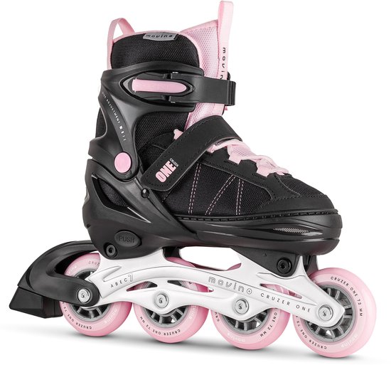 Zwarte skeeler met roze voering, veters en drie roze wielen. "EASY SIZE ADJUSTMENT" is zichtbaar.