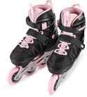 Paar zwarte skeelers met roze accenten, met gespen en veters. De wielen zijn roze.
