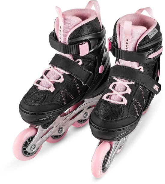 Paar zwarte skeelers met roze accenten, met gespen en veters. De wielen zijn roze.