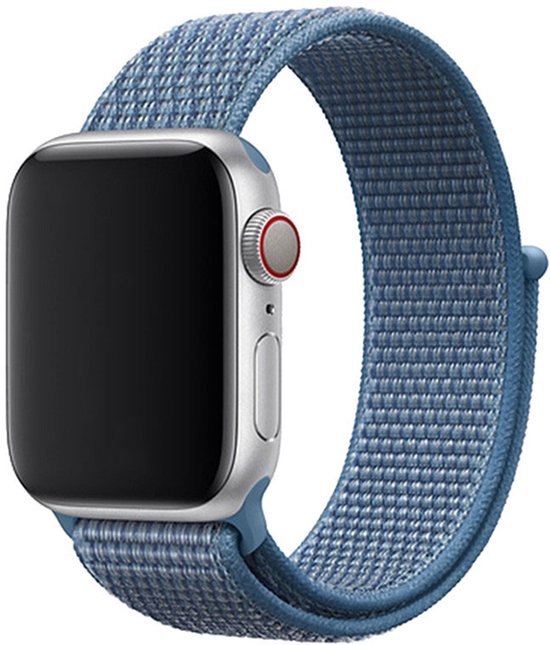 Bracelet bleu clair en nylon tissé avec fermeture velcro autour d'une Apple Watch.