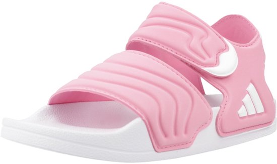 Roze Adilette kindersandaal op witte zool met klittenbandsluiting en Adidas logo.