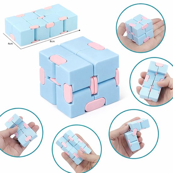 Een lichtblauwe infinity cube met roze knopjes, 8x4cm, in de hand.