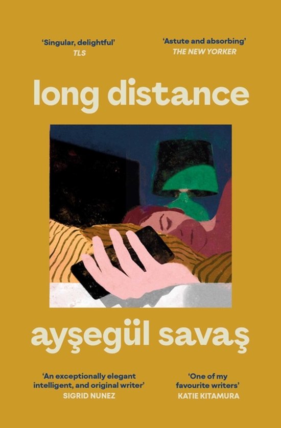 Couverture du livre 'long distance'. Une illustration d'une personne allongée dans un lit avec un téléphone.