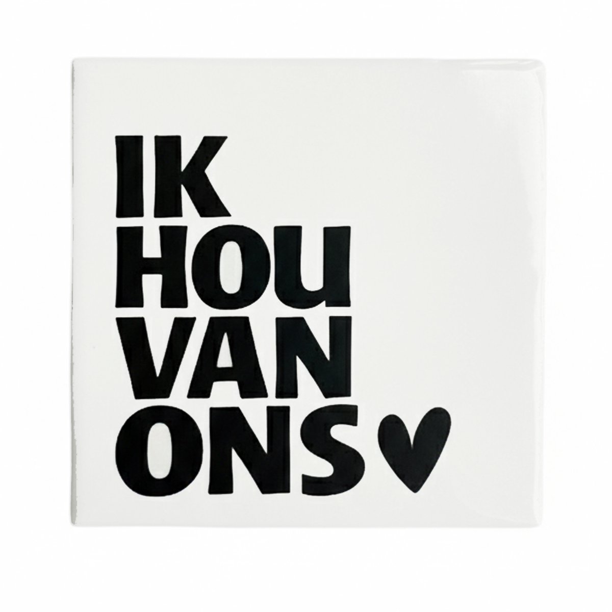 Snoes Decoratietegel – Ik hou van ons – Wit met Zwart – Inclusief Gratis Plakhaakje – Handgemaakt Keramiek – 10x10 cm – Cadeau voor Verjaardag of Samenwonen – Minimalistisch Design