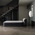 Intex luchtbed met ingebouwde pomp, in een moderne woonkamer.
