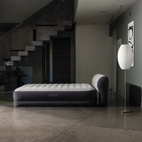 Intex luchtbed met ingebouwde pomp, in een moderne woonkamer.