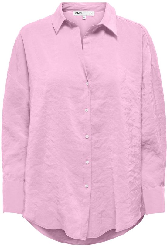 Blouse rose oversize à manches longues et boutons, texture sur le tissu.