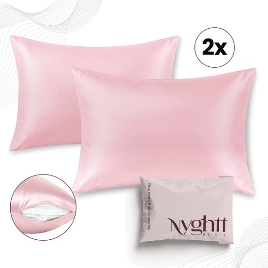 Twee roze satijnen kussenslopen met verborgen rits en een verpakkingszakje met het Nyghtt by Sia logo.