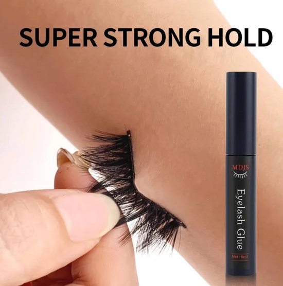 Een hand brengt een kunstwimper aan met zwarte wimperlijm. Tekst: SUPER STRONG HOLD.
