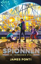Drie kinderen bij een modern stadion, met 'Wereldspionnen De Verboden Stad' en James Ponti.