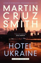 Boek 'Hotel Ukraine' van Martin Cruz Smith, met een zonsondergang in Moskou achter het Oekraïne Hotel.