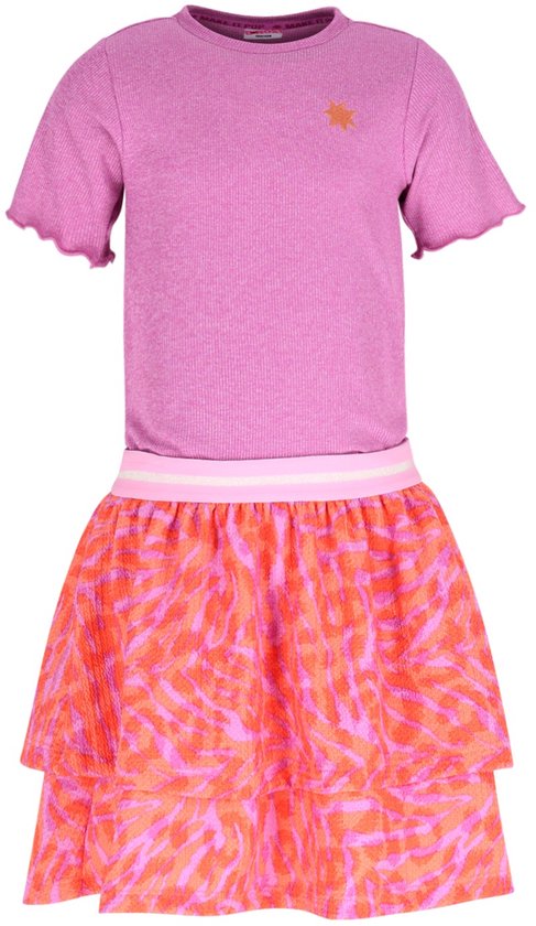 Paarse top met korte, omgeslagen mouwen, een ster-applicatie en een oranje en roze gelaagde rok met zebraprint.