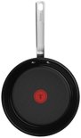 Zwarte Tefal koekenpan met zilverkleurig handvat en rode indicator op de bodem.