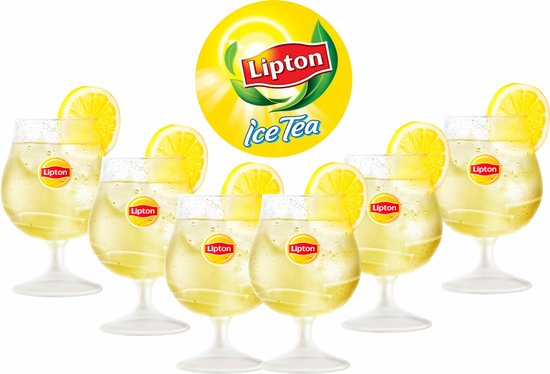 Sept verres remplis de Lipton Ice Tea, de glaçons et de rondelles de citron.