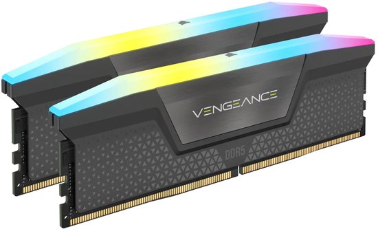 Twee CORSAIR VENGEANCE RGB DDR5 RAM-modules met een zwart design, gedetailleerde patronen en dynamische RGB-verlichting.