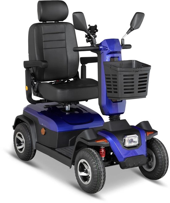 Blauwe scootmobiel met zwarte zitting, rugleuning, mandje en spiegels, vanuit een schuine hoek.
