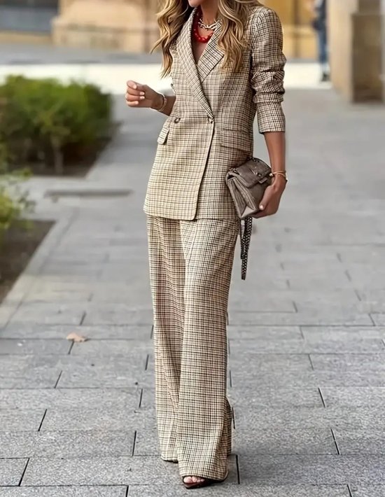 Set de 2 aides auditives aide auditive universellement adaptée à chaque oreille avec différentes tailles d'embouts auriculaires.