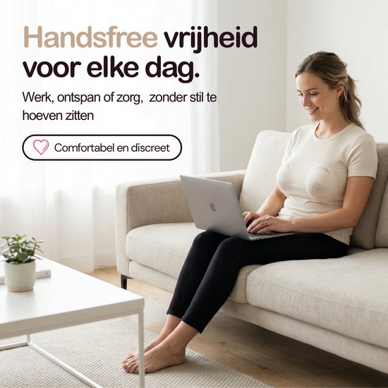 Een vrouw zit op een bank en gebruikt een laptop, met een draadloze borstkolf van Zookie in haar BH.