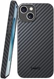 Telefoon met een hoesje van koolstofvezel en dubbele camera, staande naast een telefoonhoesje.