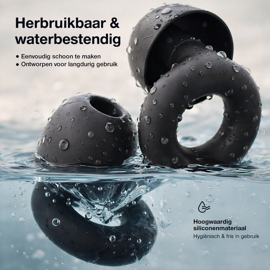 Zwarte oordopjes bedekt met waterdruppels, die in het water worden ondergedompeld.